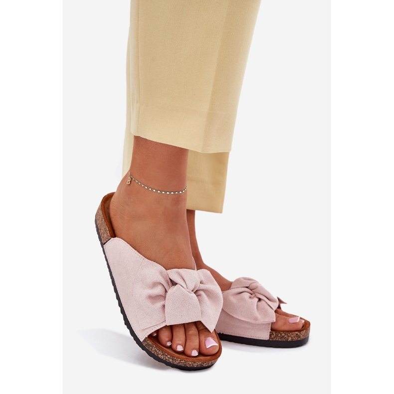 Les tongs des femmes sur la semelle de liège avec un arc rose clair 1