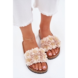 Slippers pour femmes sur une semelle en liège avec des fleurs beige 6