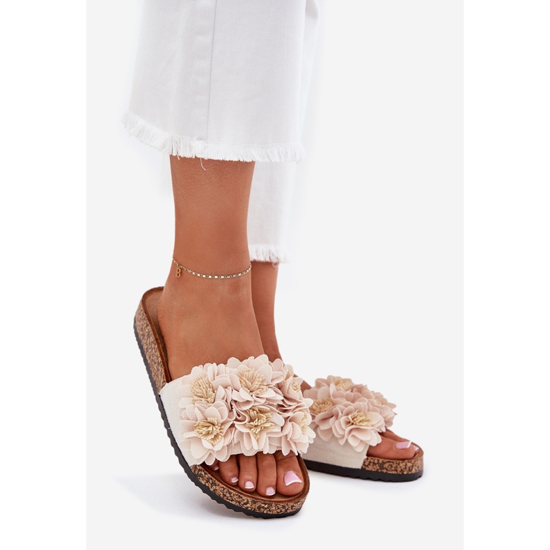 Slippers pour femmes sur une semelle en liège avec des fleurs beige 1