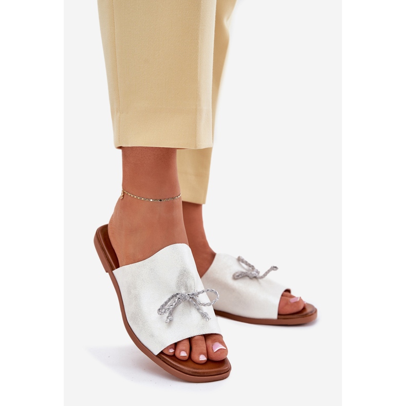 EVento Les tongs des femmes à thèmes plates avec une reliure en argent décorative 1