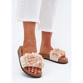 Les tongs des femmes sur une semelle de liège avec des fleurs décoratives beige 2
