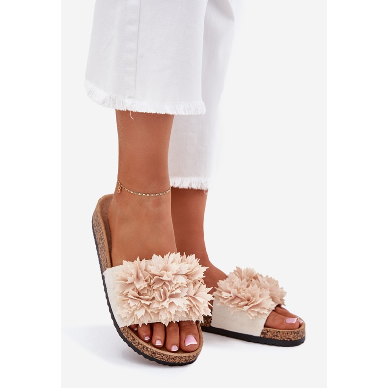 Les tongs des femmes sur une semelle de liège avec des fleurs décoratives beige 1 Les tongs des femmes sur une semelle de liège avec des fleurs décoratives beige 1