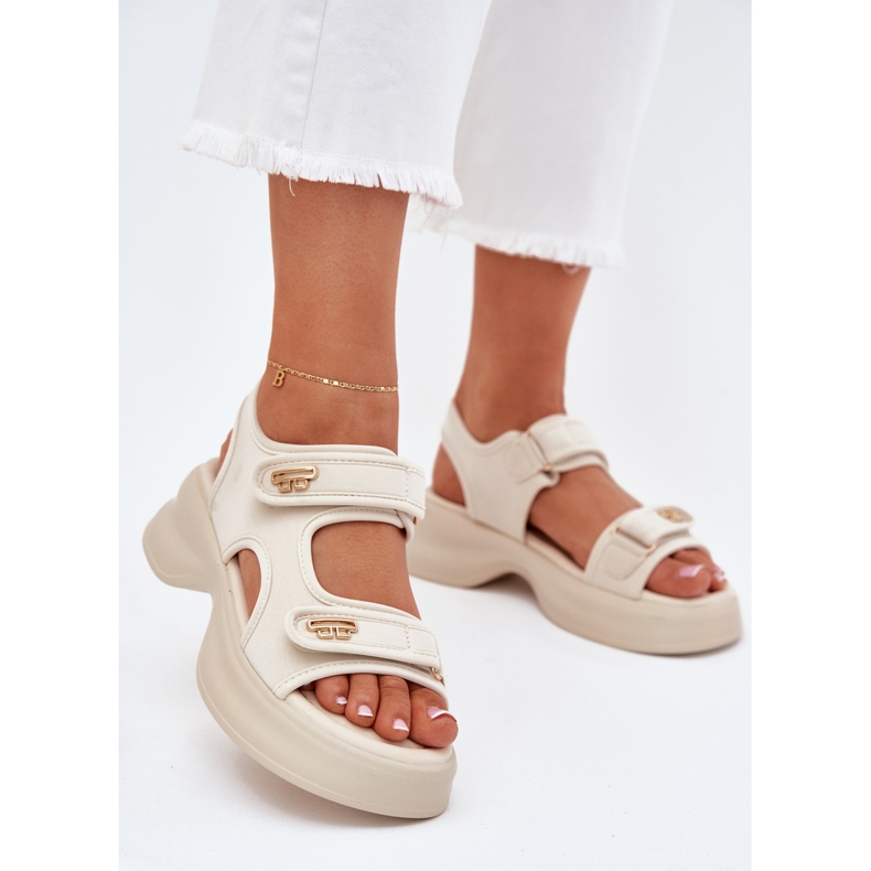 EVento Sandales féminines avec des détails dorés beige 2 EVento Sandales féminines avec des détails dorés beige 2