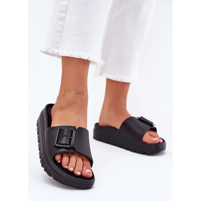 EVento Slippers de mousse pour femmes sur la plate-forme avec une pince noire le noir 2 EVento Slippers de mousse pour femmes sur la plate-forme avec une pince noire le noir 2