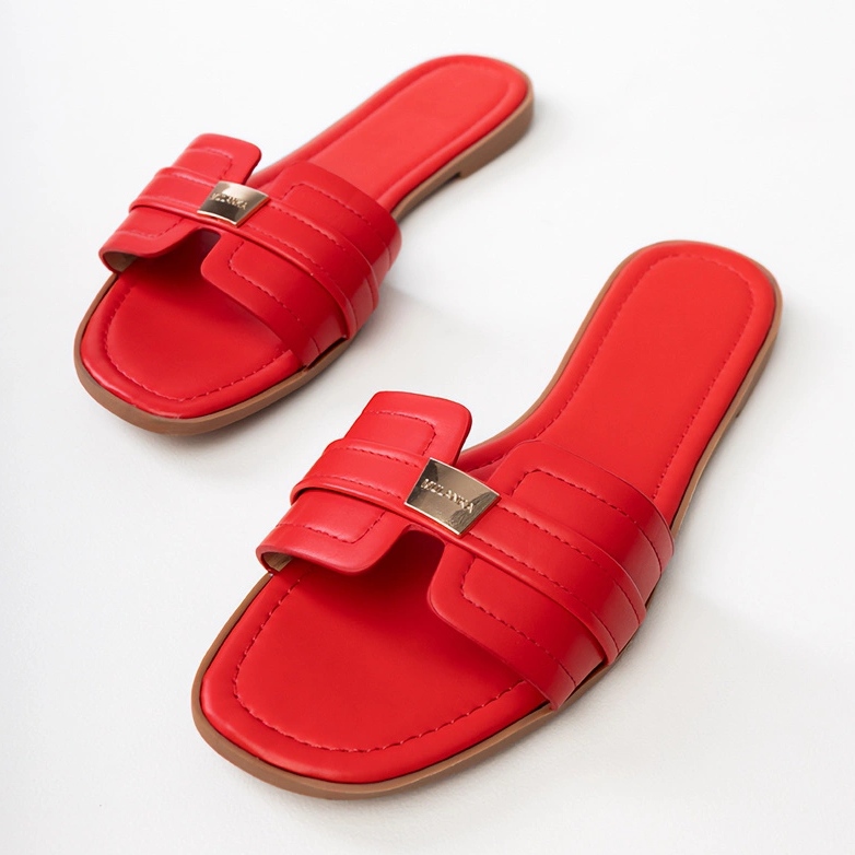 Slippers des femmes rouges avec un ornement sur la ceinture 1