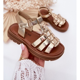 Sandales des filles avec un détail en or décoratif d'or 4