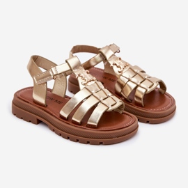 Sandales des filles avec un détail en or décoratif d'or 1