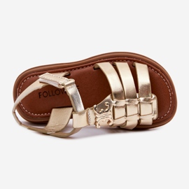 Sandales des filles avec un détail en or décoratif doré 2