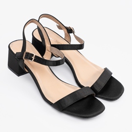 Shelvt Sandales noires sur le poteau 1