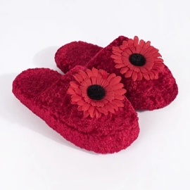 Petites pantoufles rouges avec une fleur décorative 2