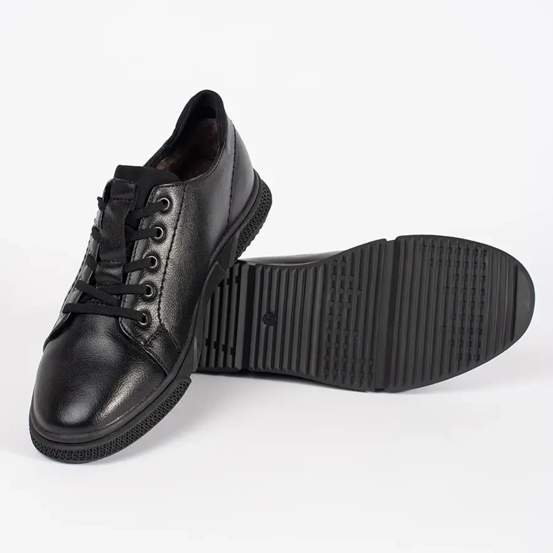 Chaussures des hommes noirs isolés de fourrure 2