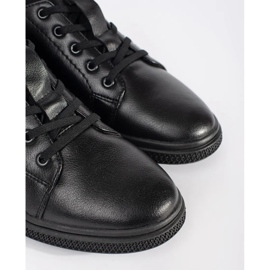 Chaussures des hommes noirs isolés de fourrure 1