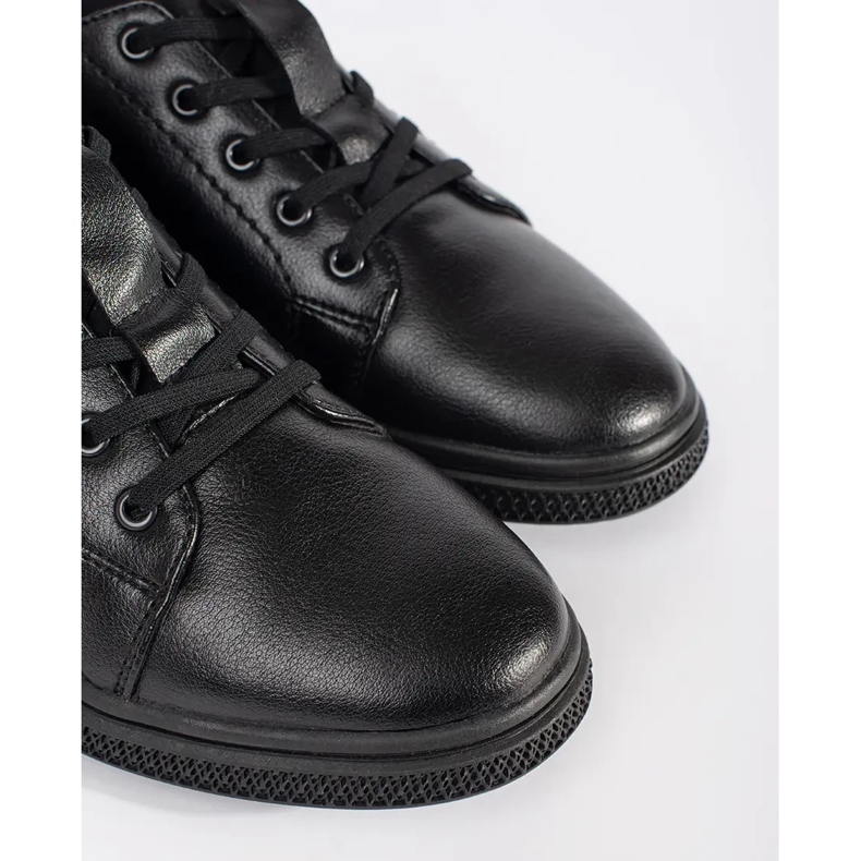 Chaussures des hommes noirs isolés de fourrure 1