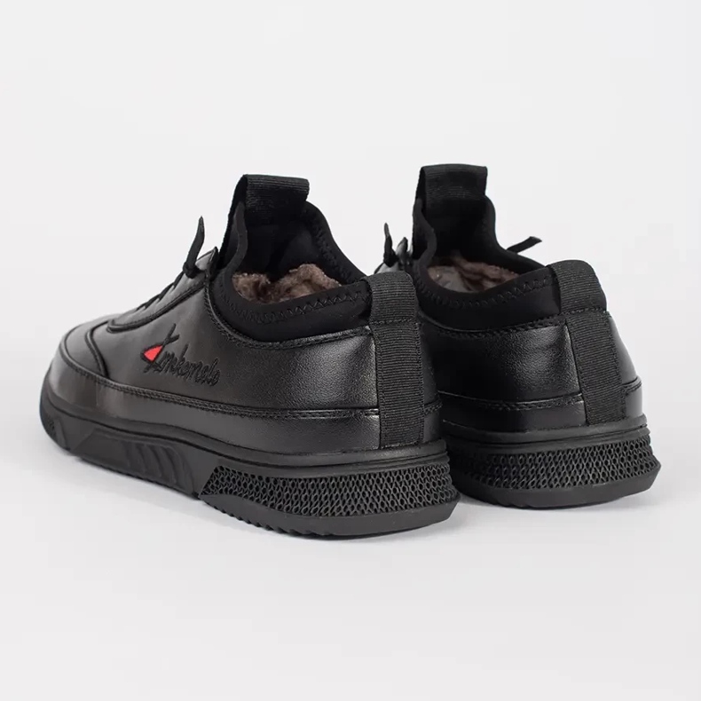 Chaussures de sport noires isolées 1