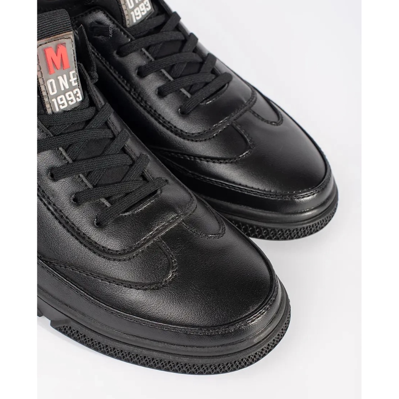 Chaussures de sport noires isolées le noir 2 Chaussures de sport noires isolées le noir 2