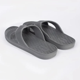 Les tongs de la piscine des hommes gris 1