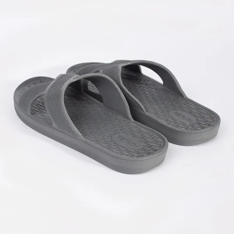 Les tongs de la piscine des hommes gris 1