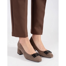 Pompes sur le poteau beige avec un arc brun 2