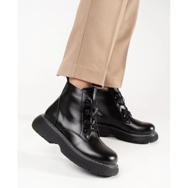 Des bottes noires se sont lacé sur la plate-forme 2