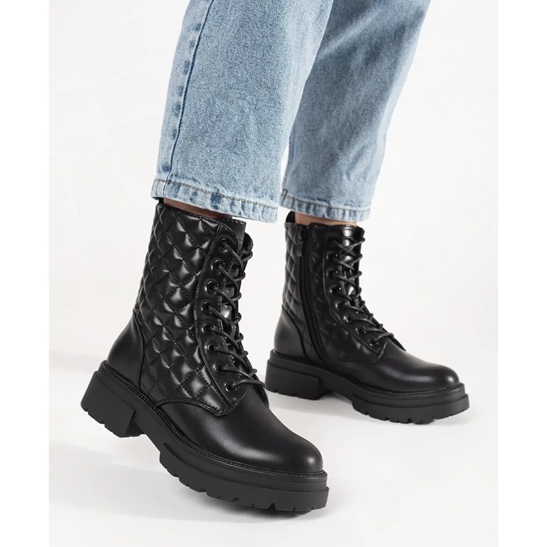 Travailleurs matelassés noirs sur la plate-forme le noir 2