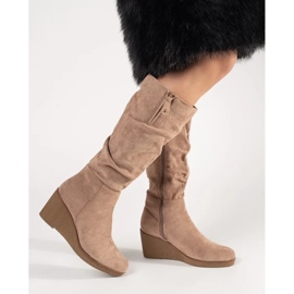 Bottes de femmes en daim beige devant le genou 3