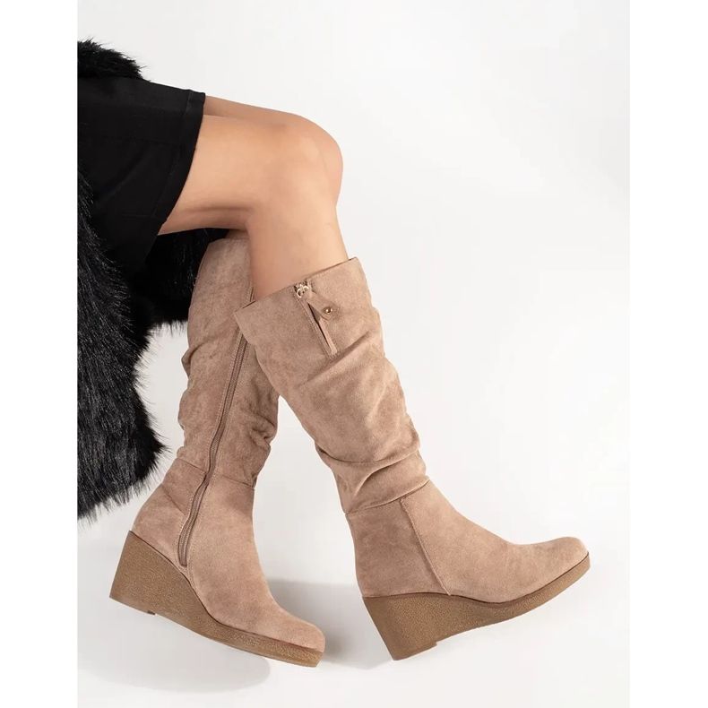 Bottes de femmes en daim beige devant le genou 2