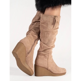 Bottes de femmes en daim beige devant le genou 4