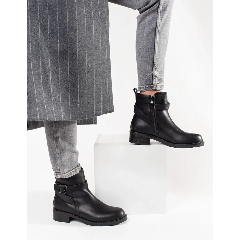 Bottes noires à thèmes décorées de bandes 1