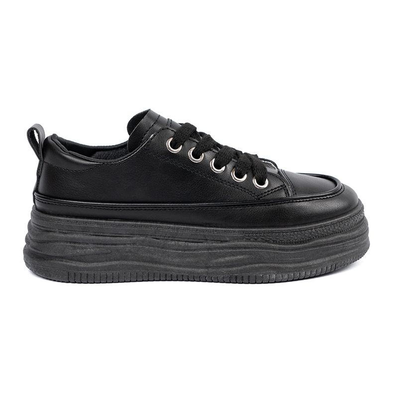 Baskets noires sur la plate-forme 2