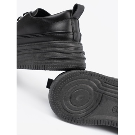 Baskets noires sur la plate-forme 1