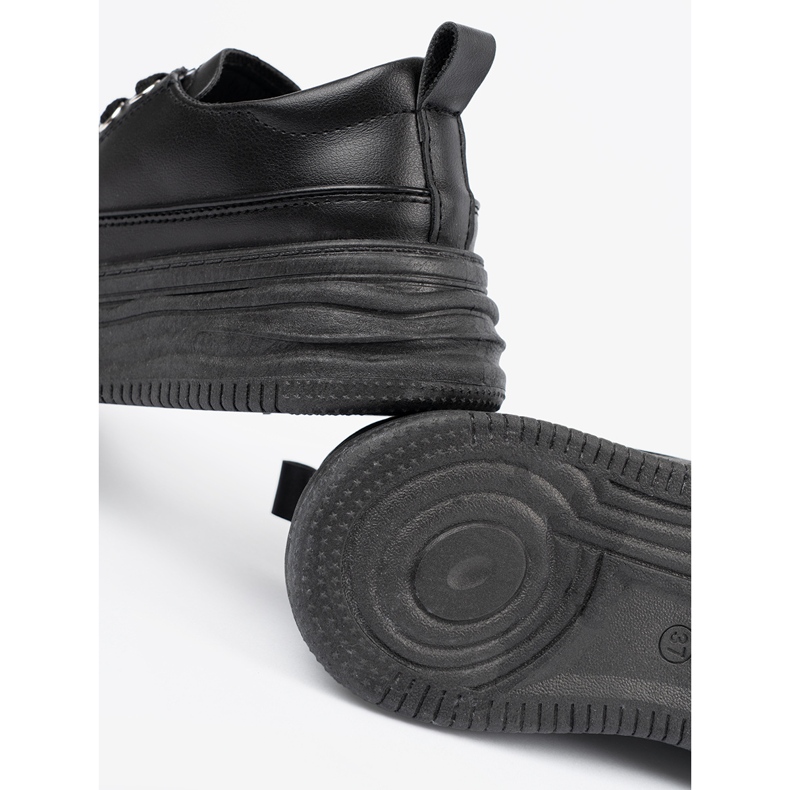 Baskets noires sur la plate-forme 1