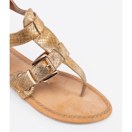 Sandales dorées dans le style du japonais avec des boucles d'or 1