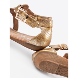 Sandales dorées dans le style du japonais avec des boucles d'or 2