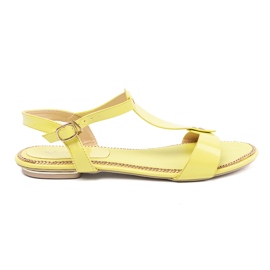 Sandales jaunes sur une semelle plate 1