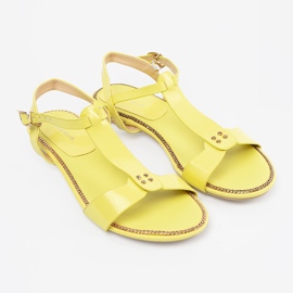 Sandales jaunes sur une semelle plate 2