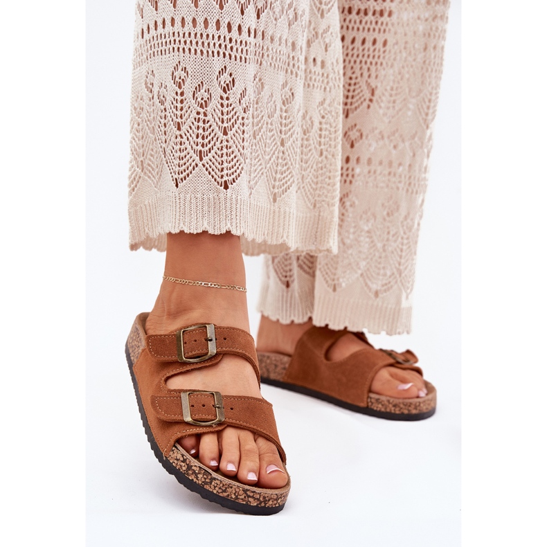 Les tongs en daim sur la semelle en liège avec des boucles de chameau brun 2