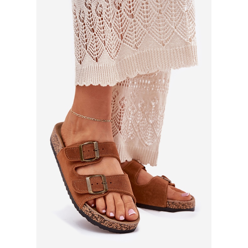 Les tongs en daim sur la semelle en liège avec des boucles de chameau brun 1