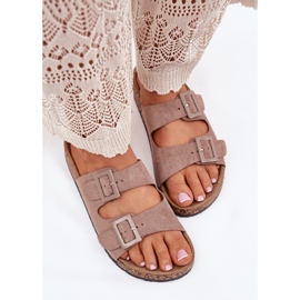Slippers pour femmes sur une plate-forme en liège avec des boucles sombres beige 2