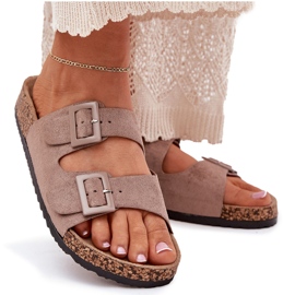 Slippers pour femmes sur une plate-forme en liège avec des boucles sombres beige 9