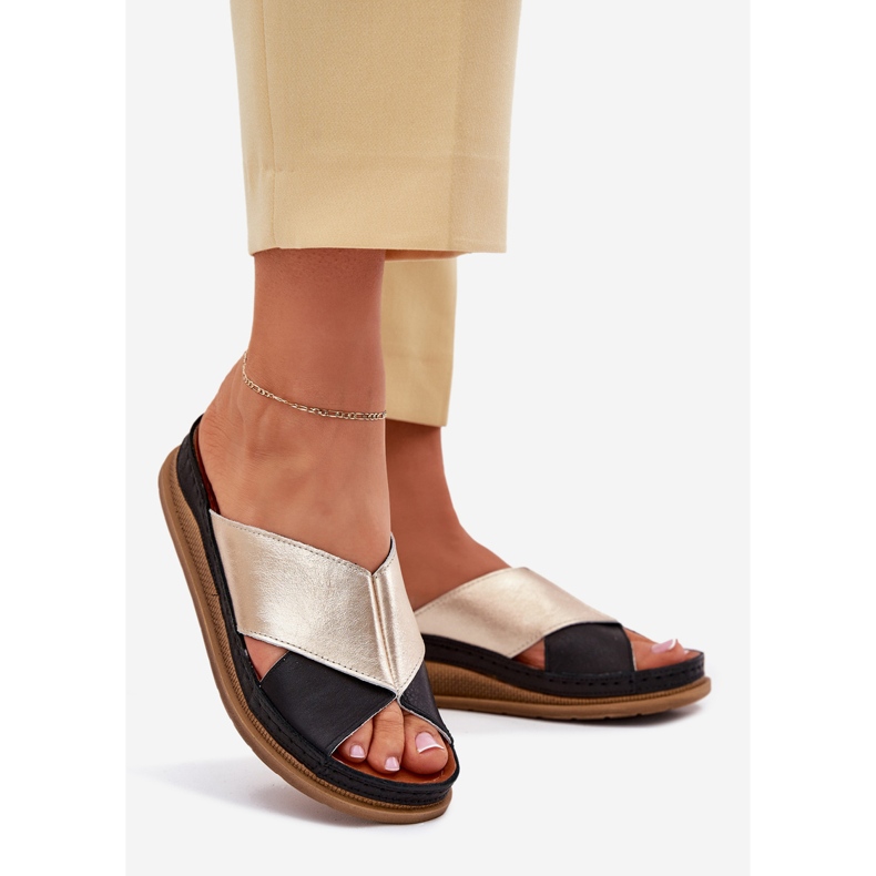 Les tongs en cuir féminin sur la plateforme Maciejka L4986-25 Gold-Black le noir 1