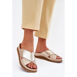 Les tongs en cuir féminin sur la plate-forme beige-or Maciejka L4986-37 2
