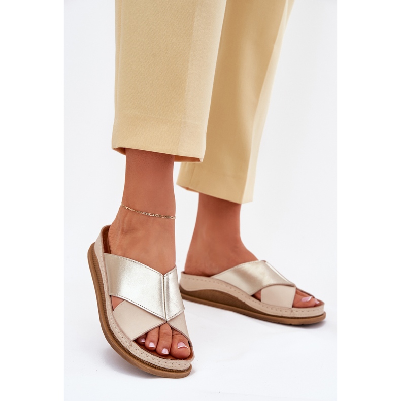Les tongs en cuir féminin sur la plate-forme beige-or Maciejka L4986-37 2