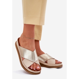 Les tongs en cuir féminin sur la plate-forme beige-or Maciejka L4986-37 1