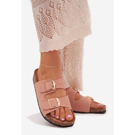 Slippers pour femmes sur une plate-forme en liège avec des pinces dorées roses 1 Slippers pour femmes sur une plate-forme en liège avec des pinces dorées roses 1
