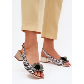 Sandales en cuir pour femmes sur un bloc avec une fleur décorative Laura Messi 2973 Blanc et noir blanche 2