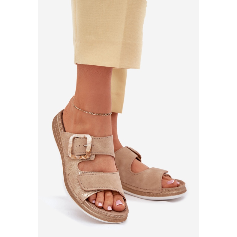 Les tongs des femmes avec une boucle et un velcro inblu MK000013 beige 1 Les tongs des femmes avec une boucle et un velcro inblu MK000013 beige 1