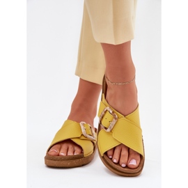 Les tongs en cuir des femmes avec INBLU ED0003IU Yellow jaune 3