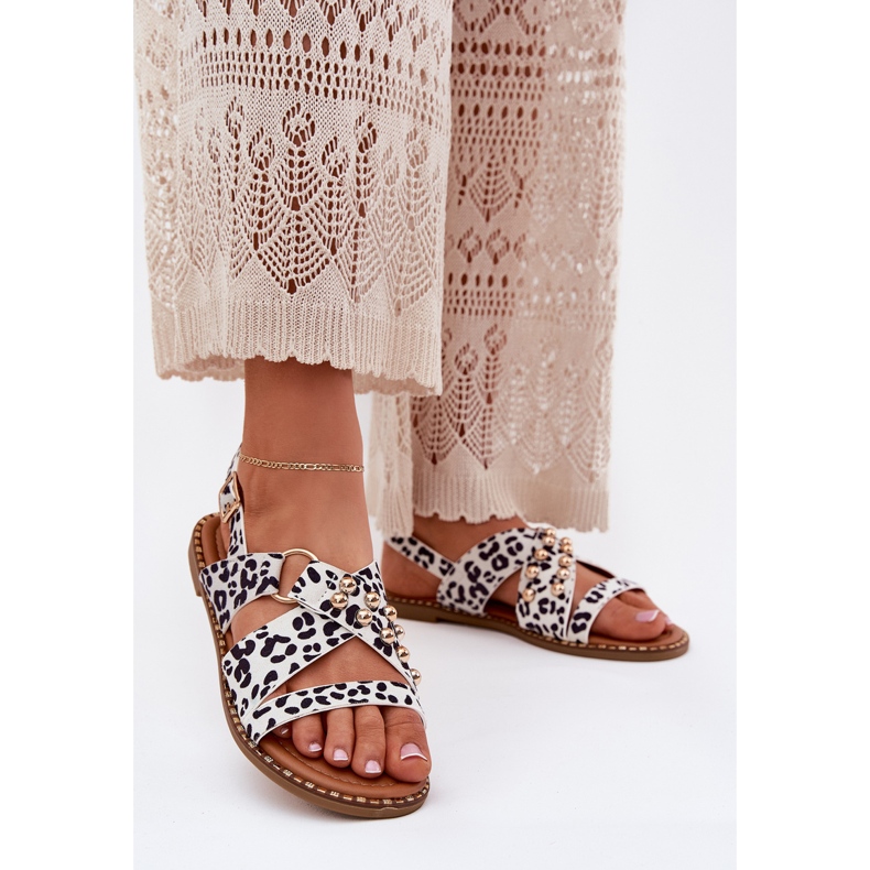 Sandales féminines à talons plats avec des goujons blancs dorés blanche 2