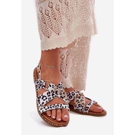 Sandales féminines à talons plats avec des goujons blancs dorés 1