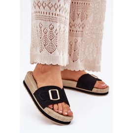 Les tongs pour femmes sur la plate-forme avec une pince dorée noire le noir 2